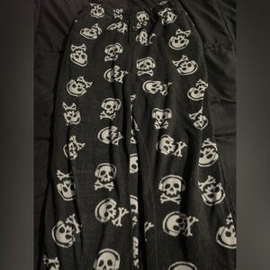Black Fleece Blanket with White Skull & Crossbones Pattern